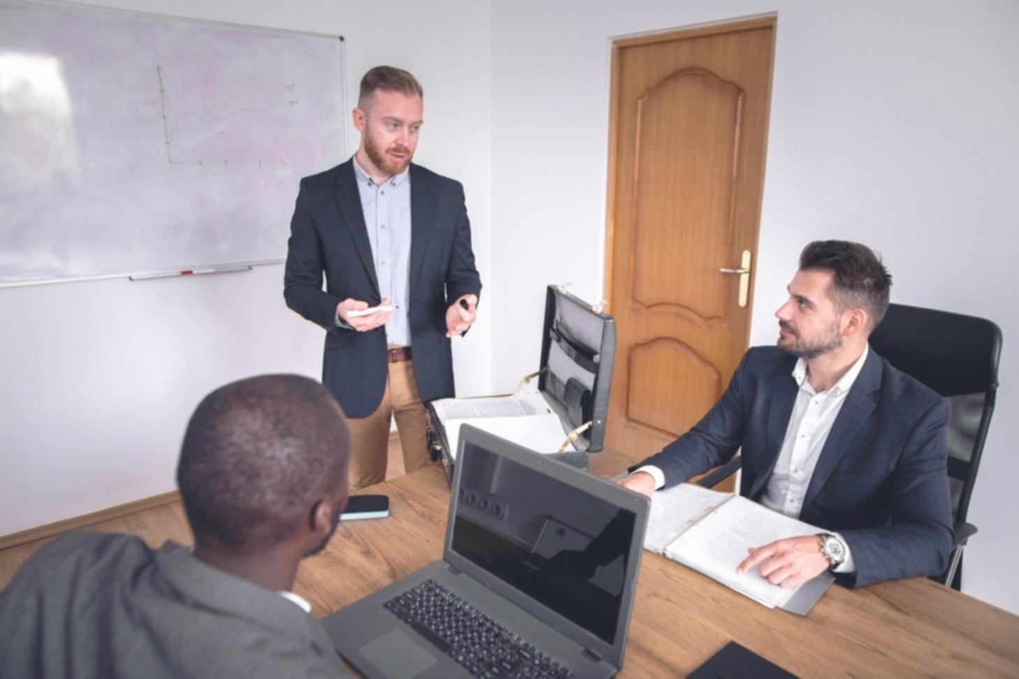 Collaboration d'équipe sur projet financier