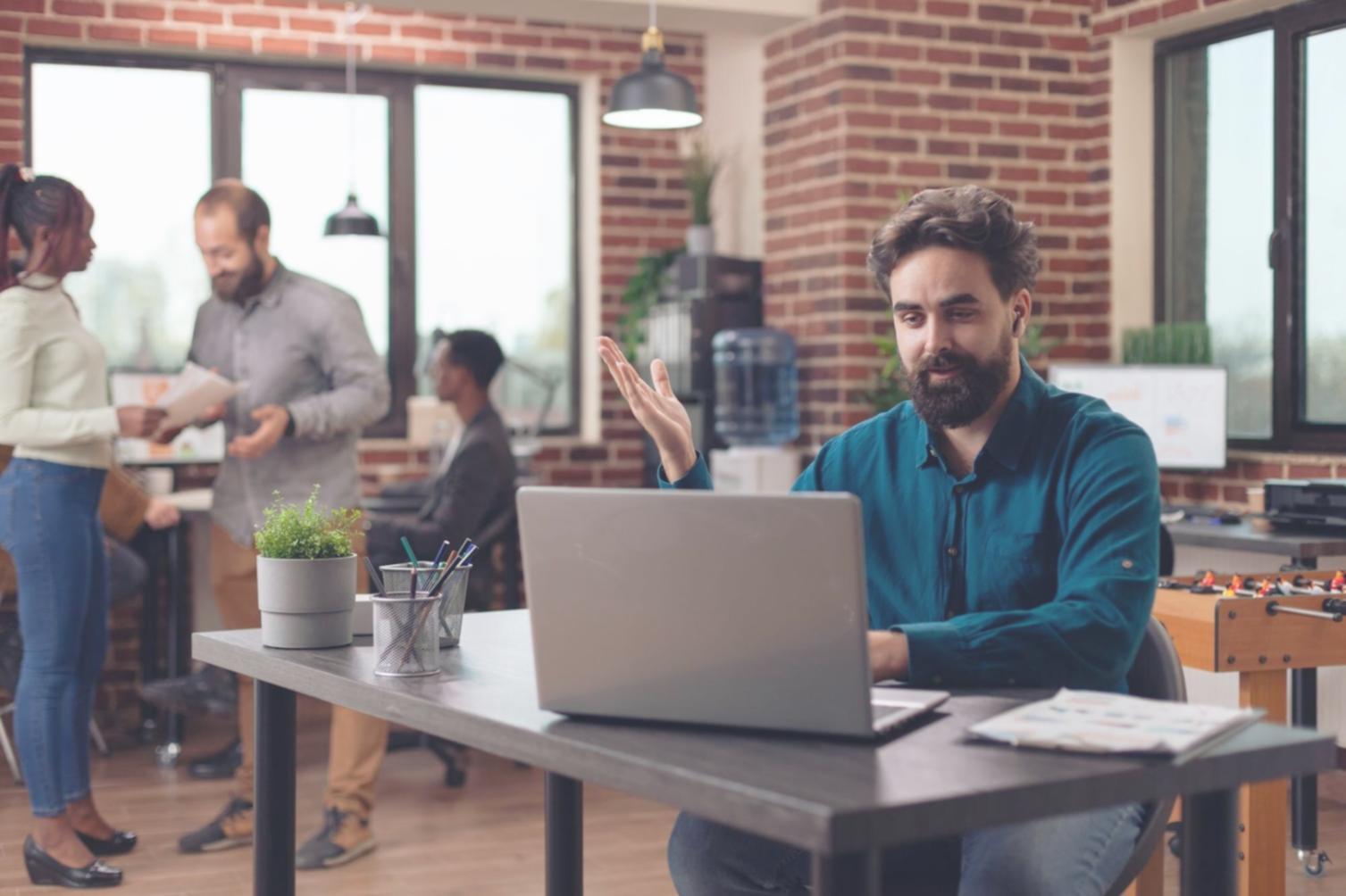 Espace de travail avec documents financiers et ordinateur